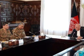 Tướng Qamar Javed Bajwa (trái) tại cuộc gặp Tổng thống Afghanistan Ashraf Ghani. (Nguồn: samaa.tv)