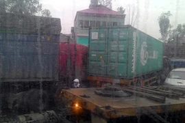 Xe tải đâm vào xe container rồi lao vào nhà dân ven đường