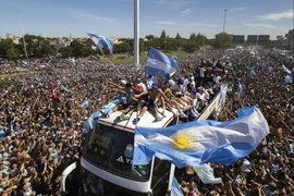 Ca khúc Muchachos đã liên tục vang lên khắp nơi ở thủ đô Buenos Aires, nơi hàng triệu người hâm mộ tập trung chào đón những người hùng Argentina mang cúp vàng về nước. (Nguồn: AP)