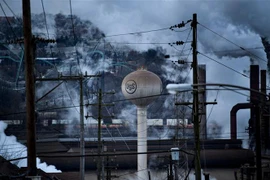 Khí thải phát ra từ một nhà máy thép ở North Braddock, bang Pennsylvania (Mỹ) ngày 21/1/2020. (Ảnh: AFP/TTXVN)