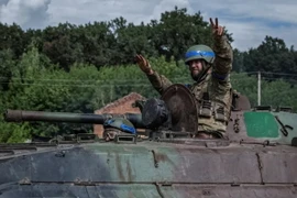 Binh sỹ Ukraine lái xe chiến đấu bộ binh BMP-1 gần biên giới với Nga ở khu vực Sumy. (Nguồn: Reuters)