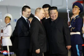 Nhà lãnh đạo Triều Tiên Kim Jong-un (thứ 2, phải) và Tổng thống Nga Vladimir Putin tại lễ đón ở Bình Nhưỡng ngày 19/6/2024. (Ảnh: Yonhap/TTXVN)