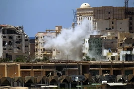 Khói bốc lên sau các cuộc giao tranh tại Benghazi ngày 20/5. (Nguồn: AFP/TTXVN)