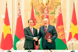 Chủ tịch nước Trần Đại Quang và Tổng thống Belarus Alexander Lukashenko tại Lễ ký Tuyên bố chung Về phát triển toàn diện và sâu rộng giữa Cộng hòa xã hội chủ nghĩa Việt Nam và Cộng hòa Belarus. (Ảnh: Nhan Sáng/TTXVN)