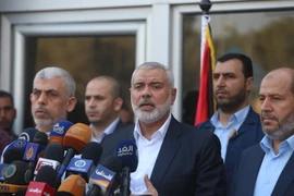  Lãnh đạo phong trào Hamas Ismail Haniyeh (giữa) phát biểu trong cuộc họp báo tại Gaza ngày 19/9. (Nguồn: THX/TTXVN)