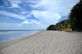 Bãi biển Kuta trên đảo Bali (Indonesia) vắng bóng khách du lịch do dịch COVID-19. (Ảnh: AFP/TTXVN)