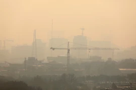 Khói mù ô nhiễm bao phủ dày đặc tại Tehran, Iran. (Nguồn: AFP/TTXVN)