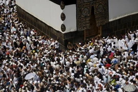 Các tín đồ Hồi giáo hành lễ tại Nhà thờ Lớn ở thánh địa Mecca ngày 20/9. (Nguồn: AFP/TTXVN)