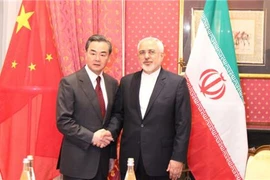 Ngoại trưởng Trung Quốc Vương Nghị và Ngoại trưởng Iran Mohammad Javad Zarif. (Nguồn: fmprc.gov.cn) 