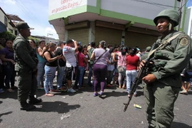 Binh sỹ gác tại cửa khẩu biên giới Venezuela-Colombia ở San Antonio de Tachira. (Nguồn: AFP/TTXVN)