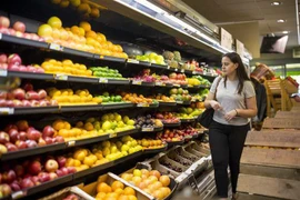 Người dân mua sắm tại một siêu thị ở Belsize Park, phía Bắc thủ đô London, Anh. (Nguồn: AFP/TTXVN) 