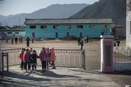 Trẻ em tại thị trấn Wonsan, Triều Tiên. (Nguồn: AFP/TTXVN) 