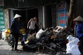 Một hộ dân sống giáp ranh với Cty Rạng Đông đến hôm nay vẫn đang tiến hành dọn dẹp. (Ảnh: Huy Hùng/TTXVN)