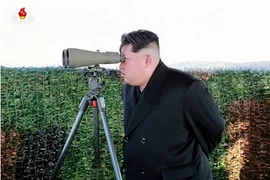 Nhà lãnh đạo Triều Tiên Kim Jong-un thị sát cuộc thử nghiệm một loại vũ khí chống tăng mới ngày 28/2 .(Nguồn: AFP/TTXVN)