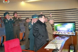 Nhà lãnh đạo Triều Tiên Kim Jong-Un (giữa) thị sát việc phóng tên lửa đẩy mang theo vệ tinh quan sát Trái đất Kwangmyong 4 ngày 7/2. (Nguồn: AFP/TTXVN)