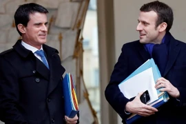 Cựu Thủ tướng Pháp Manuel Valls (trái) ủng hộ ông Macron. (Nguồn: ft.com)