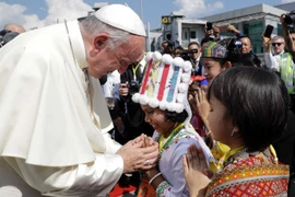 Giáo hoàng Francis gặp các em nhỏ ở Myanmar. (Nguồn: AP)