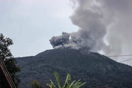 Tro bụi phun lên từ Núi lửa Marapi ở Tây Sumatra, Indonesia, ngày 6/12. (Ảnh: THX/TTXVN)