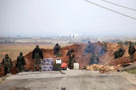 Binh sĩ Syria gác tại các chốt ở làng Ain al-Beida, ngoại ô Al-Bab, tỉnh Aleppo ngày 13/1. (Nguồn: AFP/TTXVN)