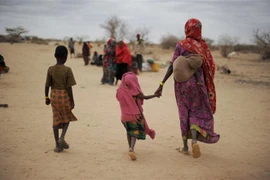 Người dân Somalia tại trại tị nạn Dolo Ado ở biên giới Ethiopia-Somalia. (Ảnh: AFP/TTXVN)