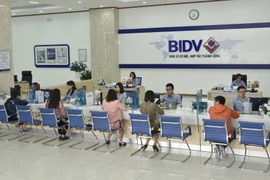 Giao dịch tại BIDV. (Ảnh: CTV/Vietnam+)