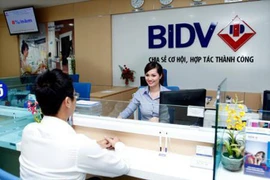 Giao dịch tại BIDV. (Ảnh: PV/Vietnam+)