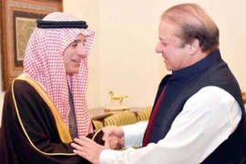 Thủ tướng Pakistan Nawar Sharif (phải) và Ngoại trưởng Saudi Arabia Al-Jubeir. (Nguồn: INP)