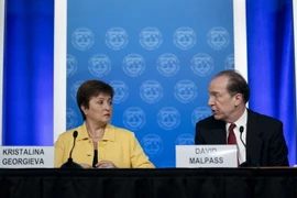 Tổng Giám đốc IMF Kristalina Georgieva (trái) và Chủ tịch WB David Malpas. (Ảnh: THX/TTXVN)