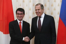 Ngoại trưởng Nhật Bản Taro Kono (trái) và người đồng cấp Nga Sergey Lavrov. (Nguồn: Reuters)