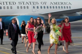 Bà Jill Biden xuống sân bay La Habana. (Nguồn: Reuters)