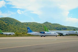 Máy bay của các hãng hàng không Bamboo Airways và VASCO tại sân bay Côn Đảo. (Ảnh: CTV/Vietnam+)