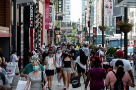 Người dân đeo khẩu trang phòng lây nhiễm COVID-19 tại New York, Mỹ, ngày 7/6/2021. (Ảnh: AFP/TTXVN)