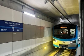 Đoàn tàu đầu tiên của tuyến Metro số 1 (Bến Thành-Suối Tiên) chạy thử nghiệm trên toàn tuyến - đoạn Nhà ga ngầm Bến Thành, Thành phố Hồ Chí Minh. (Ảnh: TTXVN phát)