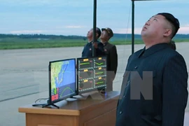 Nhà lãnh đạo Triều Tiên Kim Jong-un (phải) theo dõi vụ phóng tên lửa đạn đạo Hwasong-12 ở Bình Nhưỡng ngày 29/8. (Nguồn: Yonhap/TTXVN)