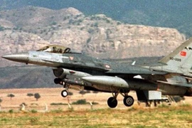 Chiến đấu cơ F-16 của quân đội Thổ Nhĩ Kỳ cất cánh từ một căn cứ tại thành phố Diyarbakir. (Nguồn: Reuters)