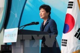 Tổng thống Park Geun-hye phát biểu tại một buổi lễ ở Busan, Hàn Quốc, ngày 27/10 vừa qua. (Ảnh: EPA/ Yonhap/TTXVN)