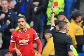 HLV Louis van Gaal tức giận gọi Chris Smalling là "ngu ngốc"