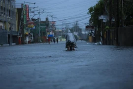 Cảnh ngập lụt do mưa lớn khi bão Goni đổ bộ vào tỉnh Abay, Philippines. (Ảnh: AFP/TTXVN)