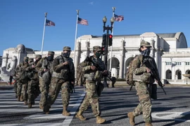 Lực lượng vệ binh quốc gia Mỹ tuần tra gần Đồi Capitol ở Washington, D.C. (Ảnh: AFP/ TTXVN)