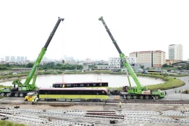 Đoàn tàu metro Nhổn-ga Hà Nội được đưa lên đường ray tại khu Depot Nhổn. (Ảnh: MRB cung cấp)