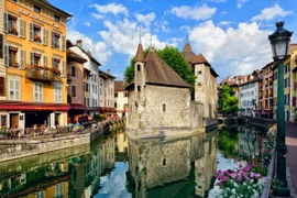 Hồ Annecy trên dãy Alps ở Pháp.