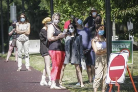 Người dân chờ xét nghiệm COVID-19 tại British Columbia, Canada, ngày 14/8/2020. (Ảnh: AFP/TTXVN)