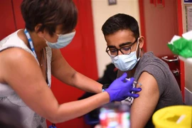 Nhân viên y tế tiêm vaccine ngừa COVID-19 cho người dân tại London (Anh), ngày 5/6/2021. (Ảnh: AFP/TTXVN)