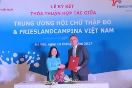 Lãnh đạo Hội chữ Thập đỏ Việt Nam ký thảo thuận hợp tác với Công ty FrieslandCampina Việt Nam. (Ảnh: Đức Duy/Vietnam+)