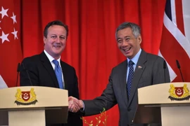 Thủ tướng Singapore Lý Hiển Long (phải) tại cuộc gặp Thủ tướng Anh David Cameron. (Nguồn: AFP/TTXVN) 