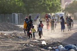 Người dân sơ tán khỏi Khartoum, Sudan, do lo ngại xung đột leo thang, ngày 19/4/2023. (Ảnh: AFP/TTXVN)