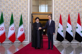 Tổng thống Syria Bashar al-Assad (phải) và Tổng thống Iran Ebrahim Raisi (trái) tại cuộc gặp ở Damascus, Syria ngày 3/5/2023. (Ảnh: AFP/TTXVN)