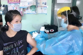 Người dân tiêm vaccine để phòng ngừa dịch COVID-19. (Ảnh: TTXVN)