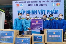 Anh Nguyễn Hồng Sáng, Phó Bí thư Tỉnh đoàn Hải Dương tiếp nhận sự ủng hộ của Đoàn Khối doanh nghiệp Trung ương giúp Hải Dương phòng chống dịch COVID-19. (Ảnh: Mạnh Minh/TTXVN)