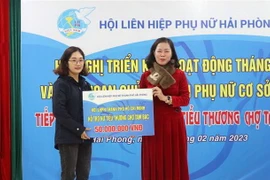 Bà Vũ Thị Kim Liên (phải), Chủ tịch Hội Liên hiệp phụ nữ thành phố Hải Phòng trao tặng kinh phí cho Hội phụ nữ chợ Tam Bạc. (Ảnh: Hoàng Ngọc/TTXVN)